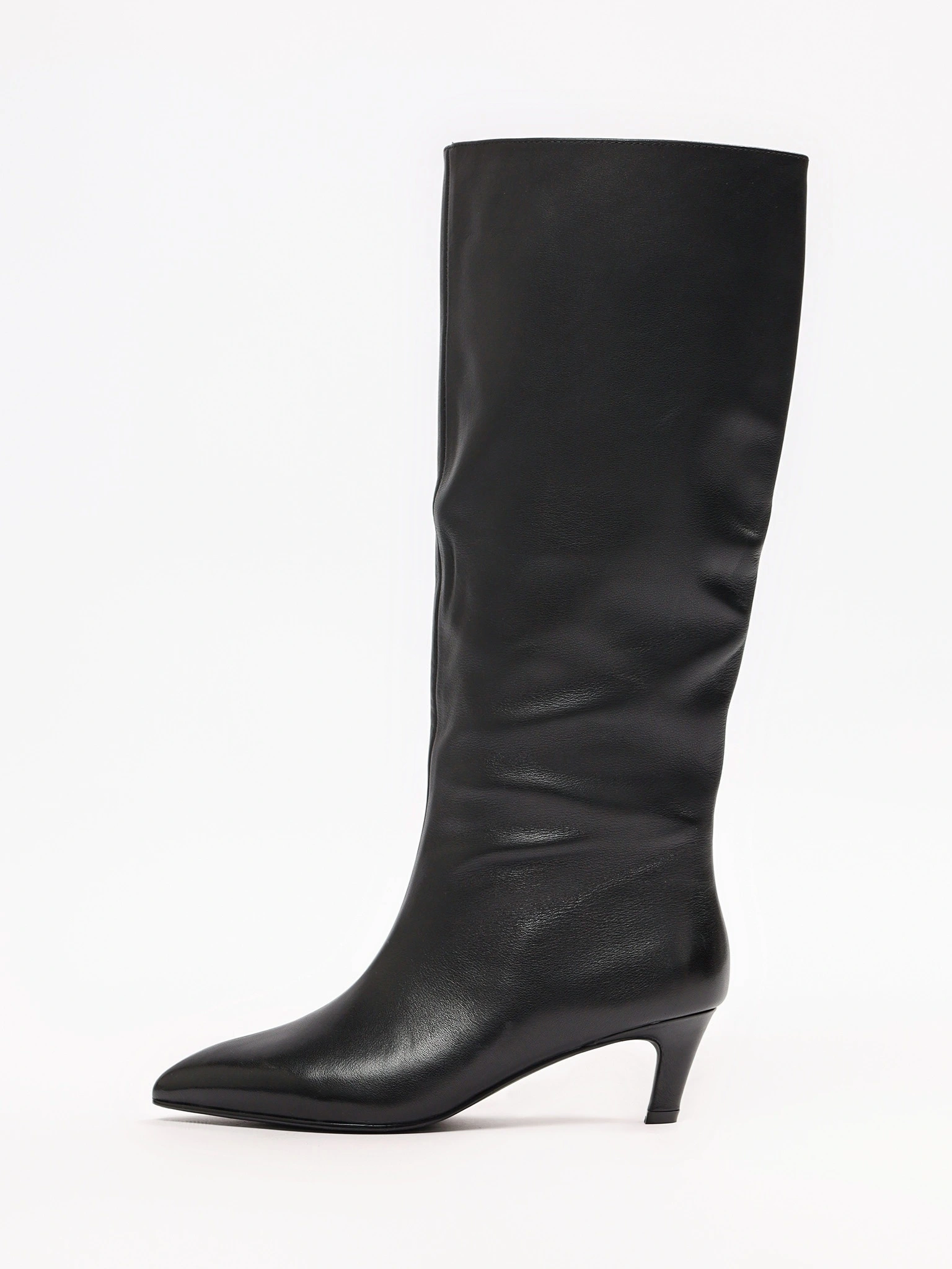 Сапоги черного цвета на среднем каблуке